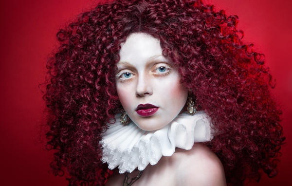 Девушка с красными кудрявыми волосами с белым воротником