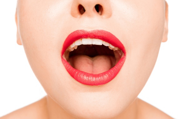 Девушка с красными губами открыла рот 