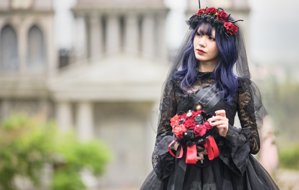 Девушка в черном платье на праздник Хэллоуин 