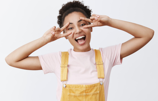 Счастливая девушка с руками у лица 