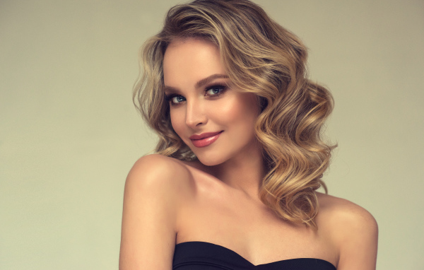 Милая улыбка длинноволосой голубоглазой блондинки