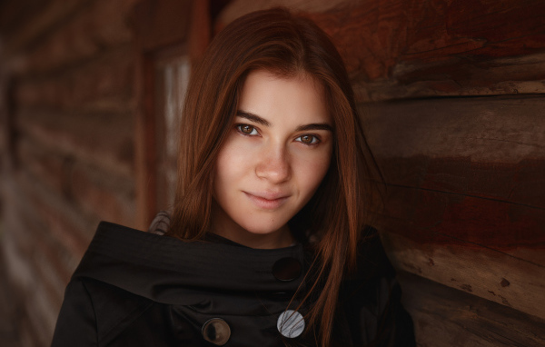 Настоящая девушка в черном плаще