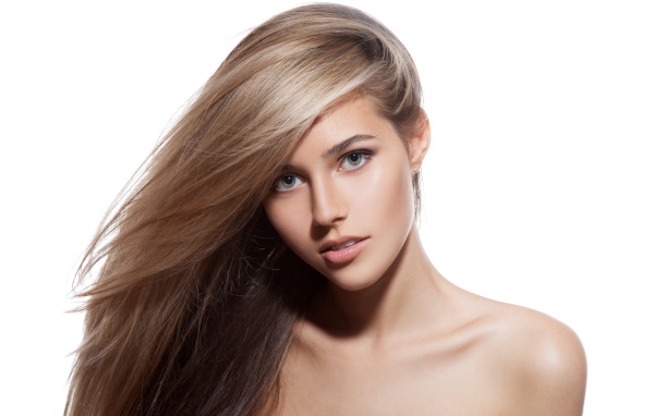 Настоящая молодая девушка блондинка с длинными волосами