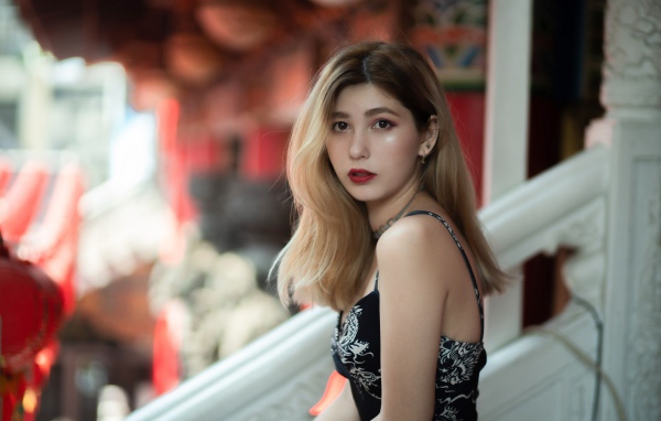 Грустный взгляд молодой стройной девушки