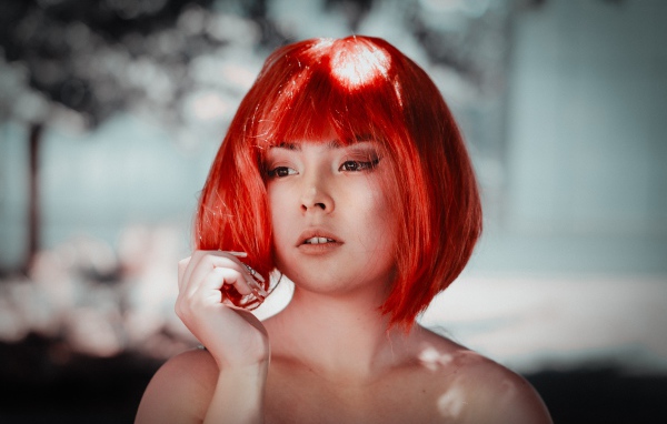 Грустная рыжеволосая девушка с карими глазами