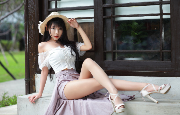 Стройная азиатка с длинными ногами у окна 