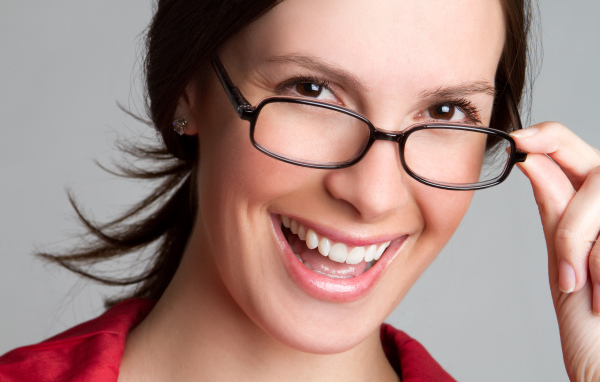 Улыбающаяся деловая женщина в очках