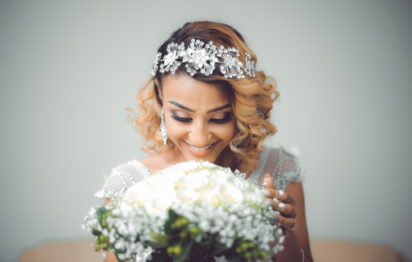 Улыбающаяся девушка невеста с букетом цветов 