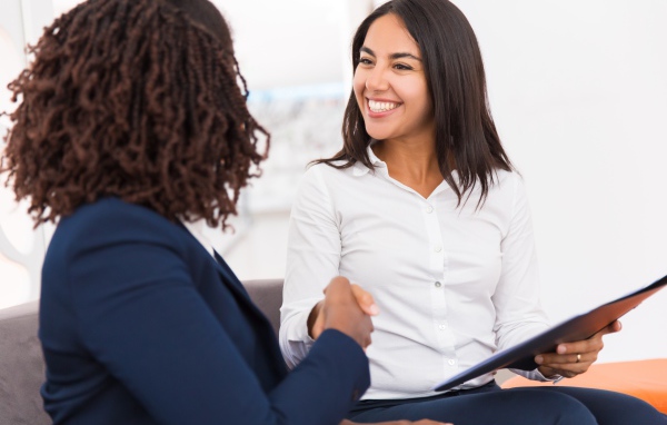 Улыбающаяся девушка заключила удачную сделку