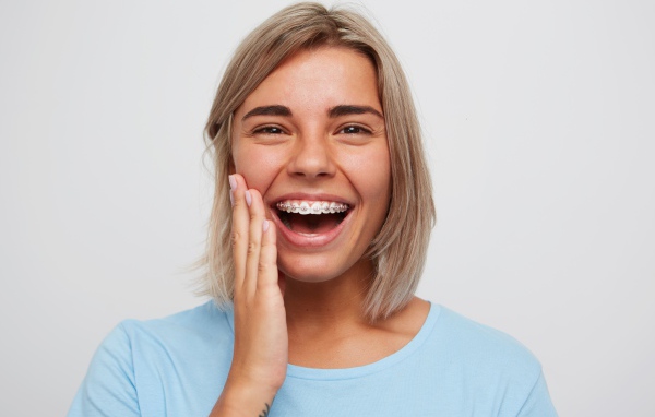 Улыбающаяся девушка с брекетами 