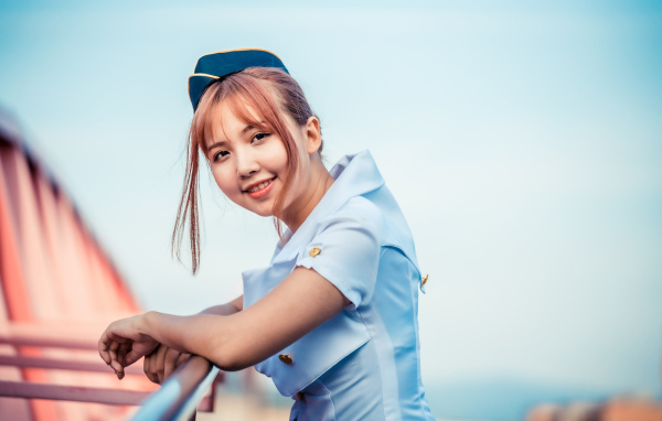 Девушка стюардесса в синей рубашке 