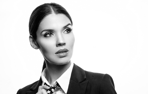 Стильная девушка в костюме на белом фоне