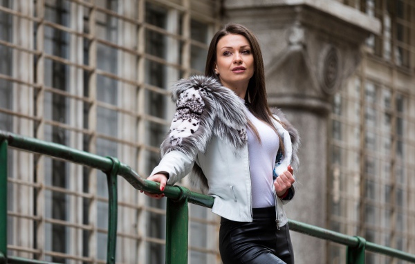 Стильная женщина в куртке и кожаных брюках