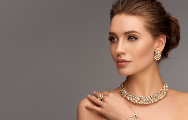 Стильная женщина с дорогими украшениями на теле 