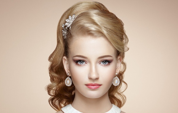 Нежная красивая светловолосая девушка с дорогими украшениями