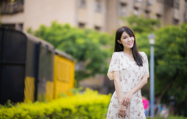 Нежная улыбающаяся азиатка в красивом платье 