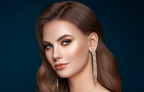 Лицо красивой голубоглазой девушки с длинными волосами