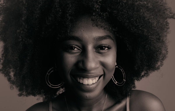 Лицо улыбающейся темнокожей девушки  