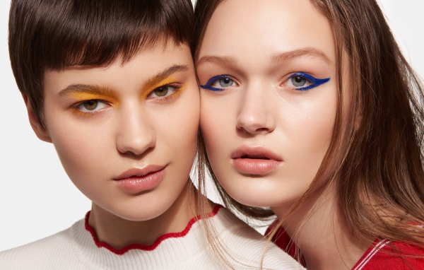 Две красивые девушки подруги с ярким макияжем