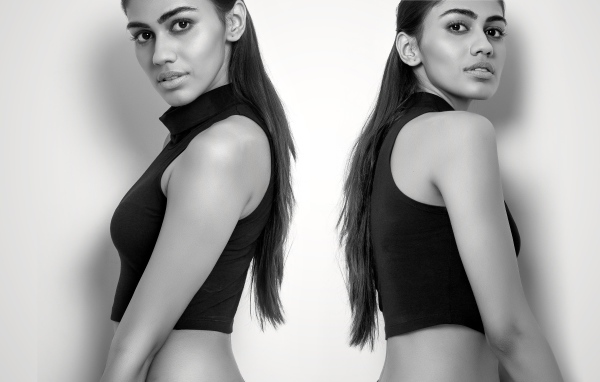 Две девушки сестры - близняшки черно -белое фото 