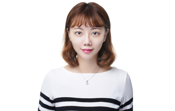 Молодая азиатка в свитере на белом фоне