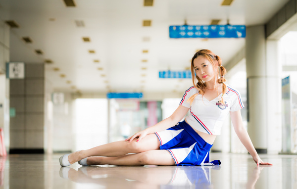 Молодая спортивная азиатка в форме в спортзале 