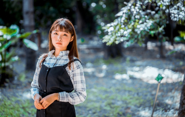 Молодая девушка в черном сарафане и рубашке 