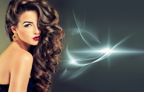 Молодая эффектная девушка с красивыми длинными волосами