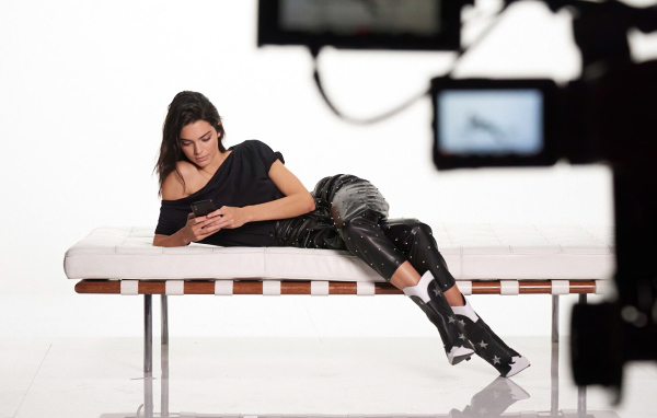 Американская модель Кендалл Дженнер лежит с телефоном