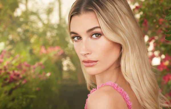 Милая кареглазая девушка модель Хейли Болдуин