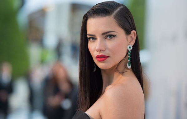 Модель Адриана Лима с красивыми украшениями 