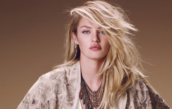 Модель Кэндис Свейнпол с голубыми глазами 