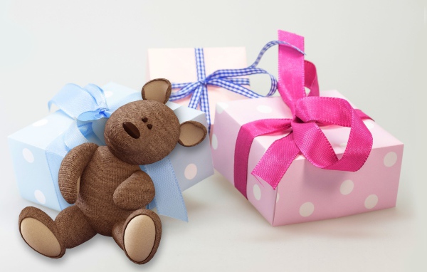 Подарки и медвежонок на белом фоне