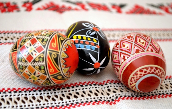 Красивые расписанные яйца на полотенце на Светлое Христово Воскресенье