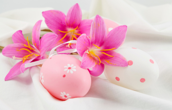 Розовые яйца с цветами на белой ткани на Пасху