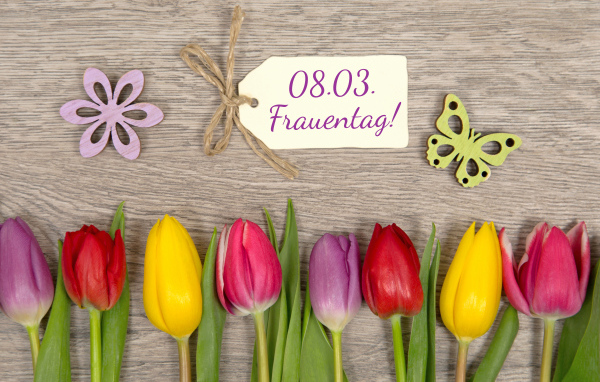 Букет разноцветных тюльпанов на 8 Марта