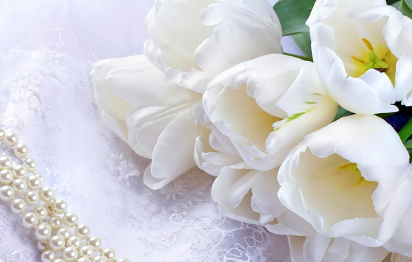Букет белых тюльпанов с жемчужными бусами на 8 марта