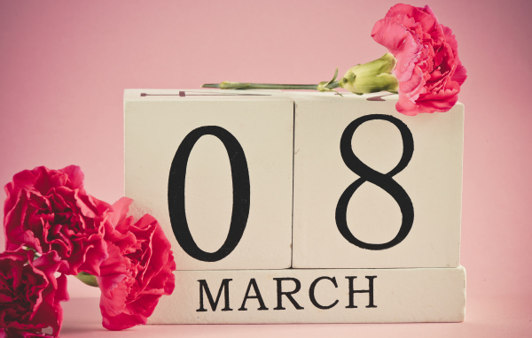Розовые гвоздики в подарок на 8 марта
