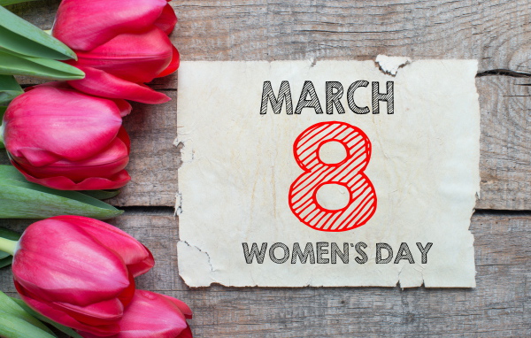 Розовые тюльпаны с открыткой на 8 марта