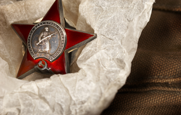 Значок со звездой лежит на бумаге 