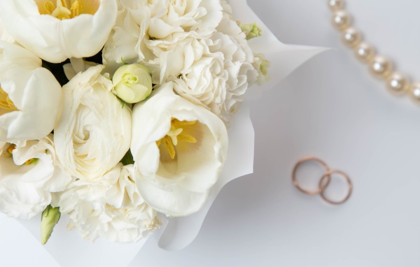 Белый свадебный букет с обручальными кольцами