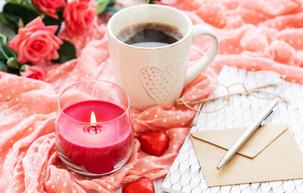 Чашка кофе, свеча, конфеты, букет роз и письмо для любимой