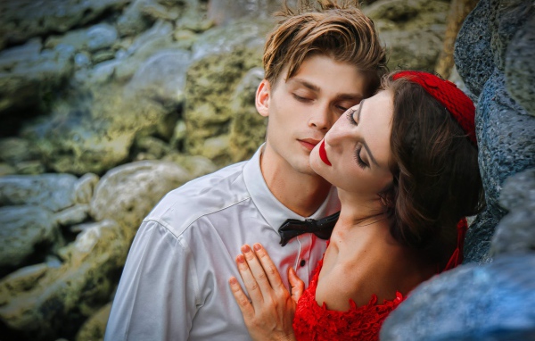 Красивая влюбленная пара стоит у камней