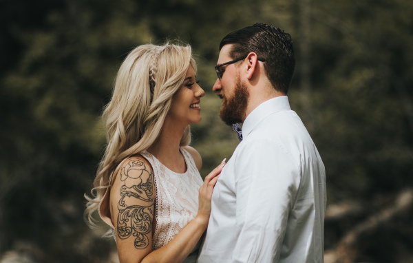 Влюбленная пара в белых нарядах 