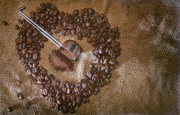 Сердце из кофейных зерен на мешке 