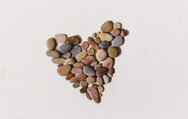 Сердце из камней на белом фоне