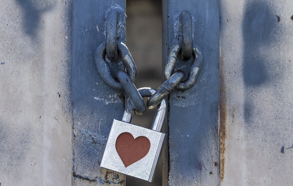 Железный замок с сердцем висит на цепи 