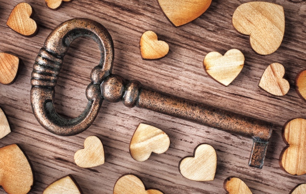 Большой железный ключ с деревянными сердечками 