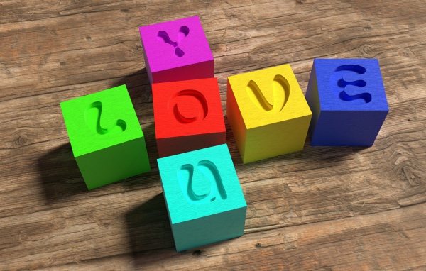 Разноцветные кубики с надписью Love  на деревянном столе 