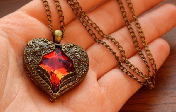 Pendant in the shape of a heart in the palm Desktop wallpapers 600x382